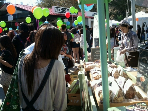 K-CON 2012 페스티벌에서 선보인 뚜레쥬르 제품을 구입하고 있는 한류 팬들