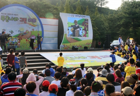 현대자동차(회장 정몽구)는 현대자동차, 환경보전협회가 공동 주최하고 환경부와 환경부와 환경부 소속∙산하기관 등 15개 단체가 후원하는 ‘제 25회 대한민국 어린이 푸른나라 그림대회