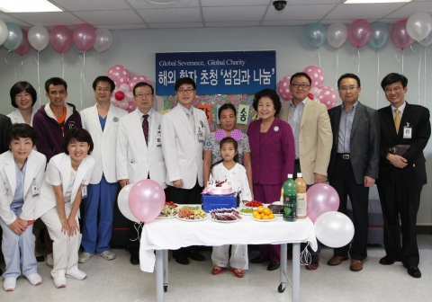 수술을 성공리에 마치고 자선재단 및 세브란스 병원 관계자들이 모여 환송회 기념사진을 찍고 있다