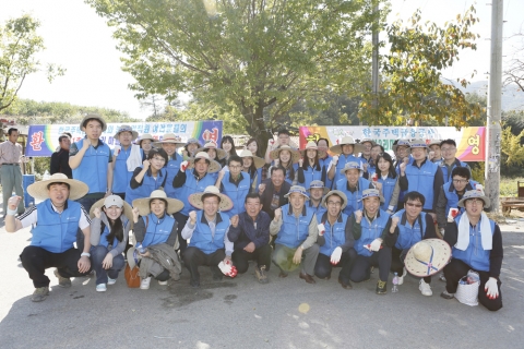 한국주택금융공사(HF, 사장 서종대) 임직원 자원봉사 모임인 보금자리봉사단 40여명은 16일 충북 음성군 초천2리 자매결연마을을 방문해 고추밭, 인삼밭 정리 등 ‘농번기 일손돕기’