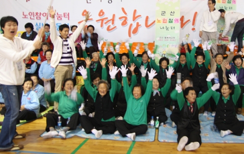2011년 실버운동회에서 노인참여나눔터 노인들이 자원봉사자와 함께 열띤 응원을 펼치고 있다.