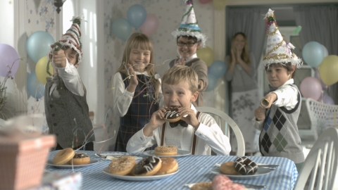 커피와 도넛의 새로운 경험, 던킨도너츠(www.dunkindonuts.co.kr)는 하반기 새로운 TV 광고 ‘Fall in Donut’을 선보인다고 밝혔다.