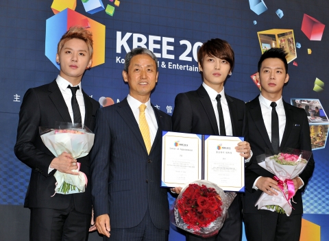 김병권 KOTRA 전략마케팅본부장과 홍보대사 JYJ