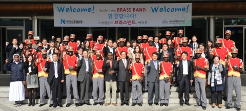 한국수출입은행 임직원들과 내한한 남수단 톤즈마을 브라스밴드 단원들이 17일 여의도 본점에서 '멘토-멘티 결연식'을 맺은 뒤 기념촬영을 하고 있다.