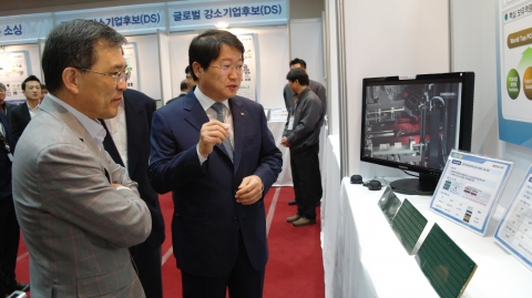 삼성전자는 18일 수원사업장에서 권오현 부회장, 윤주화 사장 등 주요 경영진이 참석한 가운데 ‘혁신기술 기업협의회(이하 혁기회) 전시회’를 개최했다.
