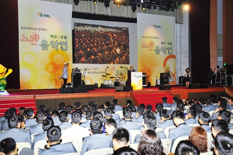 나세르 알 마하셔 (한국명: 나세일) S-OIL CEO가 육군사관학교의 화랑제를 축하하며 생도들에 인사말을 전하고 있다.