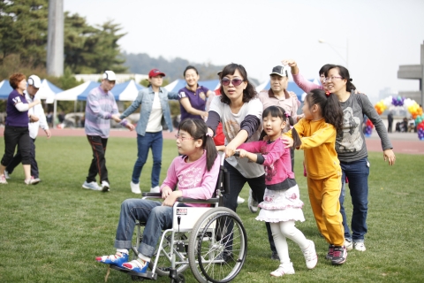 오는 10월 20일 토요일, 복지단체 함께하는 사랑밭과 사회복지법인 네트워크의 주최로 장애인과 그 가족들을 위한 ‘제7회 장애인&가족 가을운동회’를 개최한다.