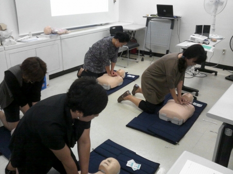 KGC라이프앤진은 10월 16일(화), 대구센터와 포항센터의 고객을 대면하는 방문판매 사원(피오나) 56명을 대상으로 심폐소생술 교육을 실시했다.
