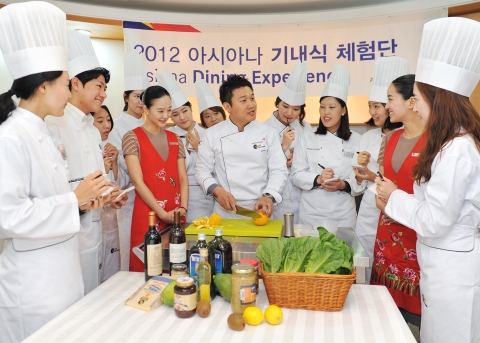 18일 아시아나항공이 인천공항 지원단지에 위치한 아시아나 기내식 시설인 LSG 스카이셰프(LSG Sky Chefs)에서 실시한 기내식 체험행사 중 담당 셰프(사진 중앙)가 체험단에