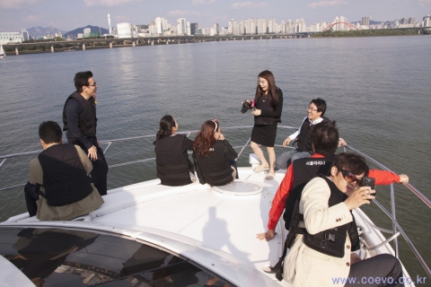 요트 파티를 즐기고 있는 코에보 파티 회원들