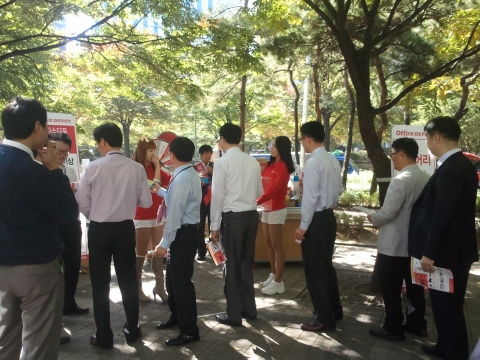 사무용품 글로벌 기업 오피스디포가 지난 18일 서울 여의도 지역에서 직장인 응원 로드쇼를 실시하였다.