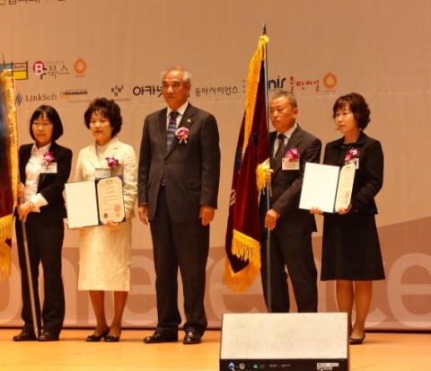 용산도서관(관장 김선희)은 대통령 소속 도서관정보정책위원회와 문화체육관광부에서 실시한 ‘2012 전국도서관 운영평가’에서 최우수 공공도서관으로 선정되어 대통령상을 수상하였다.