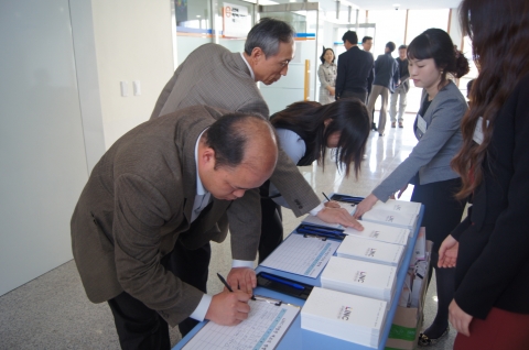군산대학교는 10월 19일(금) 오후 3시 군산대학교 두드림센터 2층에서 채정룡 총장을 비롯한 주요 보직자, 최윤 사업단장, 김동익 운영본부장, 관련학과 교수 등이 참석한 가운데 