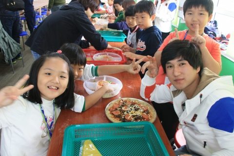 한국보건복지인력개발원 광주사회복무교육센터는 지난 10월 20일(토) 보건복지분야 직무교육을 수료한 사회복무요원과 지역아동센터 이용 아동들 50여명이 함께 하는 '한마음 행