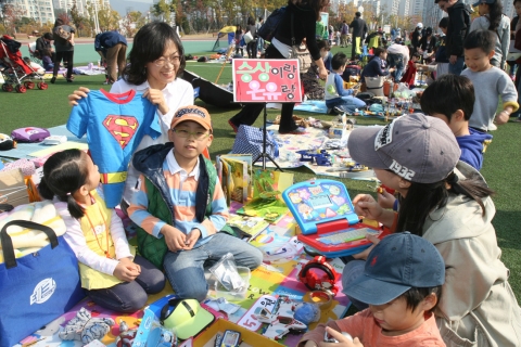 KT(회장 이석채, www.kt.com)는 경기도보건교사회, 사단법인 정다우리와 함께 20일 토요일 아르피아 체육공원(용인시 수지구 소재)에서 희귀 난치병 어린이들을 돕기 위한 바