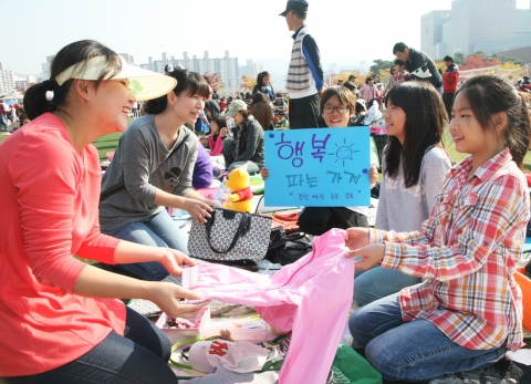 KT(회장 이석채, www.kt.com)는 경기도보건교사회, 사단법인 정다우리와 함께 20일 토요일 아르피아 체육공원(용인시 수지구 소재)에서 희귀 난치병 어린이들을 돕기 위한 바