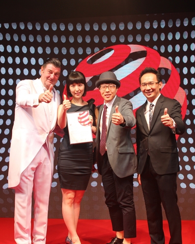red dot design awards회장인 Peter Zec(피터 첵)(사진에서 왼쪽)과 red dot 아시아지역 총괄 사장인 Ken Koo(켄 쿠)(사진에서 오른쪽)가 KT 관