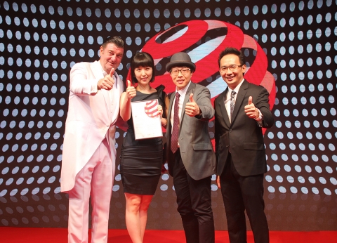 red dot design awards회장인 Peter Zec(피터 첵)(사진에서 왼쪽)과 red dot 아시아지역 총괄 사장인 Ken Koo(켄 쿠)(사진에서 오른쪽)가 KT 관