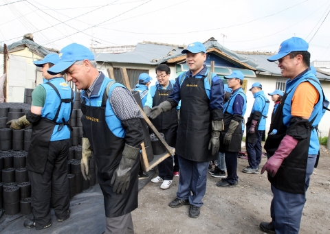 한국지엠 노사가 21일, 인천지역 저소득층 가정을 위해 사랑의 연탄을 기증하고, 이를 직접 배달하는 봉사활동을 펼쳤다.