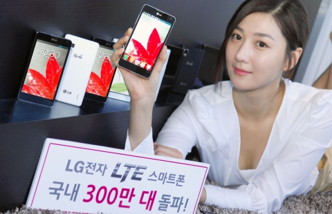 LG전자의 LTE 스마트폰 국내 판매량이 1년만에 300만대를 돌파했다.