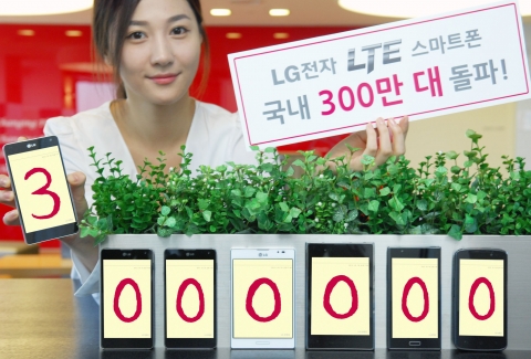 LG전자의 LTE 스마트폰 국내 판매량이 1년만에 300만대를 돌파했다.