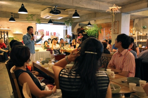 누구나 요리할 수 있고 음식을 나누는 커뮤니티 문화공간인 키친 101은 기업 대상의 팀워크샵 프로그램인 팀쿡(Teamcook)과 이벤트 쿠킹클래스를 위탁운영하고 있다고 밝혔다.