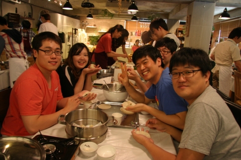 ‘음식과 함께 소통하는 문화공간’이란 모토를 내건 키친101은 말 그대로 키친101 이용객들이 음식을 통해 소통을 할 수 있는 공간으로, 직접 조리해 먹는 신개념 문화공간이라고 할