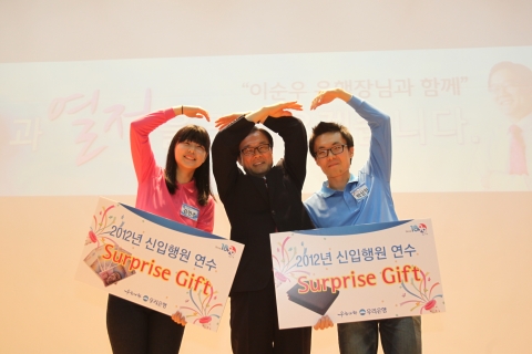 우리은행 이순우 은행장(사진 가운데 양복입은 이)이 올해 채용한 고졸 신입행원 200명을 대상으로 하는 5주간 합숙연수의 개강식에 신입행원들과 함께 참여하고 있다.