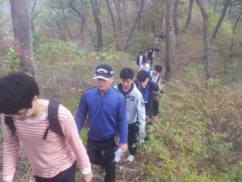 군산대학교가 지난 20일(토) 사제동행 리더십 프로그램의 일환으로 충남 부여군 만수산과 달하산 농장 일대에서 사제동행 산행을 가졌다.