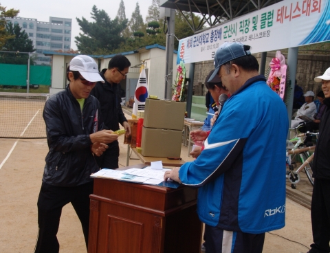 군산대학교가 주최한 제 6회 군산대학교 총장배 군산시 직장 및 클럽 대항 테니스대회가 지난 20일(토) 군산대학교 테니스장에서 27개팀 250여명이 참가한 가운데 열려 성공적으로 