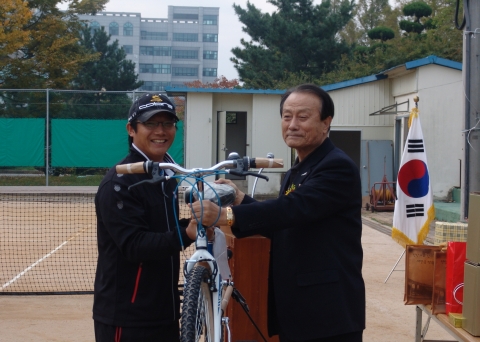 군산대학교가 주최한 제 6회 군산대학교 총장배 군산시 직장 및 클럽 대항 테니스대회가 지난 20일(토) 군산대학교 테니스장에서 27개팀 250여명이 참가한 가운데 열려 성공적으로 