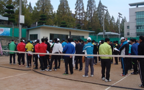 군산대학교가 주최한 제 6회 군산대학교 총장배 군산시 직장 및 클럽 대항 테니스대회가 지난 20일(토) 군산대학교 테니스장에서 27개팀 250여명이 참가한 가운데 열려 성공적으로 진행되었다.
