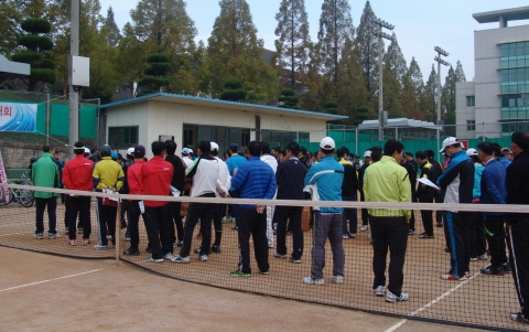 군산대학교가 주최한 제 6회 군산대학교 총장배 군산시 직장 및 클럽 대항 테니스대회가 지난 20일(토) 군산대학교 테니스장에서 27개팀 250여명이 참가한 가운데 열려 성공적으로 