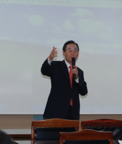 군산대학교 경영행정대학원 최고경영관리자과정에서는 22일(월) 오후 7시 군산대학교 사회과학대학 강의실에서 송하진 전주시장을 초청해 특별강연을 가졌다.