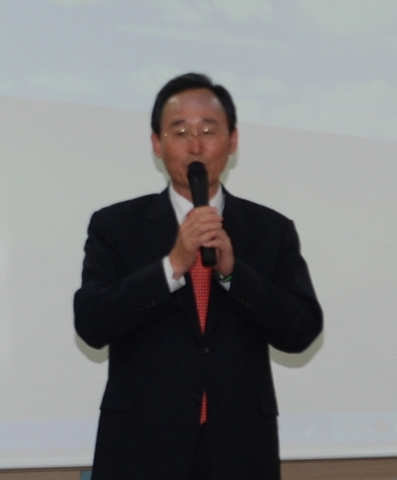 군산대학교 경영행정대학원 최고경영관리자과정에서는 22일(월) 오후 7시 군산대학교 사회과학대학 강의실에서 송하진 전주시장을 초청해 특별강연을 가졌다.