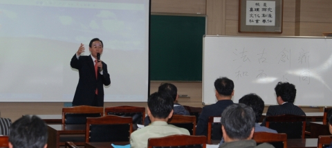 군산대학교 경영행정대학원 최고경영관리자과정에서는 22일(월) 오후 7시 군산대학교 사회과학대학 강의실에서 송하진 전주시장을 초청해 특별강연을 가졌다.