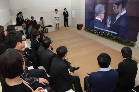 2012 한국승강기안전엑스포’의 현대엘리베이터 전시부스에서 관람객들이 3D 입체영상으로 제작된 실시간 원격관리서비스 ‘HRTS’ 체험영상을 관람하고 있다.