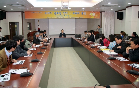 충남발전연구원(원장 박진도)은 23일 연구원 대회의실에서 이화여자대학교 최재천 교수를 초청, ‘21세기 글로벌 인재-소통과 통섭’이란 주제로 특강을 가졌다.
