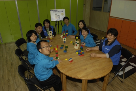 장애인먼저실천운동본부와 삼성화재RC는 '500원의 희망선물'로 제주 영지학교를 선정하여 교실과 생활적응훈련실을 개선하였다.
