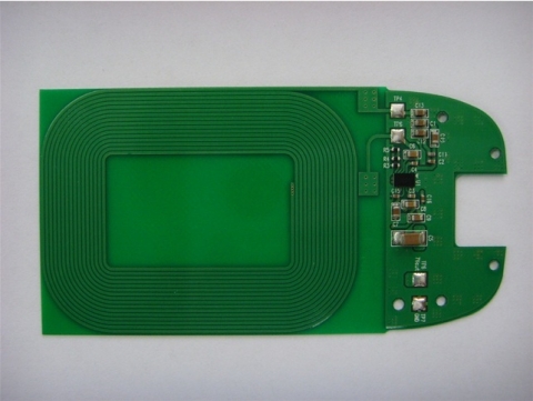 삼성전기가 개발한 무선전력충전모듈(수신부), 스마트폰 뒷면의 배터리 커버 안쪽에 부착 가능하다.