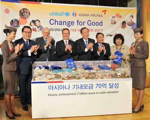 23일 오후(미국 현지시각) 미국 뉴욕 UN 한국대표부에서 열린 '아시아나항공 사랑의 기내 동전 모으기 운동 70억 돌파 기념행사'에서 윤영두 아시아나항공 사장(