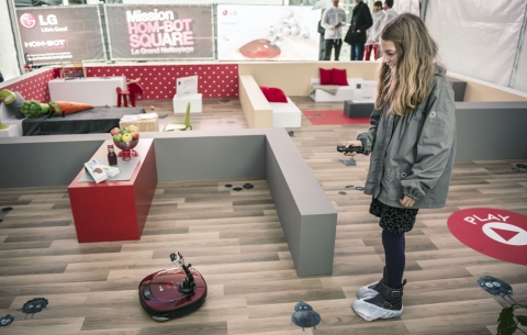 LG'S HOM-BOT SQUARE ROBOTIC VACUUM CLEANER  MAKES ITS INTERNATIONAL DEBUT