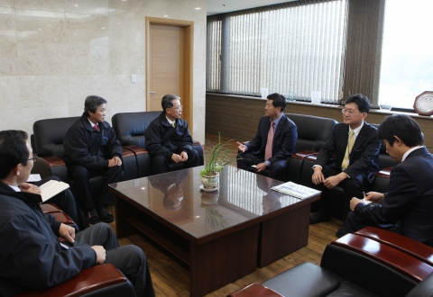 지난 24일 윤용로 외환은행장 (사진 중앙)은 고객사랑, 현장중심 경영의 일환으로 경기도 용인시 소재 이동통신 부품 제조업을 영위하고 있는 ㈜아이디에스(대표이사 김영칠, 사진 오른쪽에서 세번째)를 방문하여 기업경영의 애로 사항 청취 및 기업과 은행의 유기적 협력 관계 강화 방안에 대해 논의하였다.