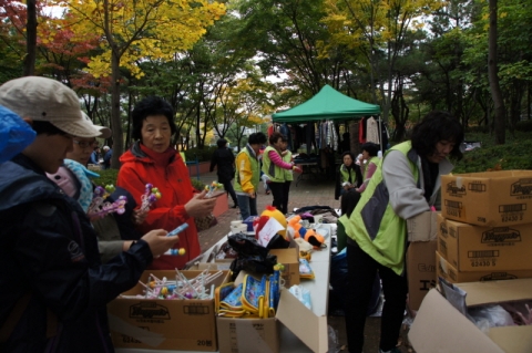10월 24일 수요일 삼전종합사회복지관 주민동아리 송사리 회원들은 송파1동 주민센터에서 주관하는 나눔장터에 참여했다.