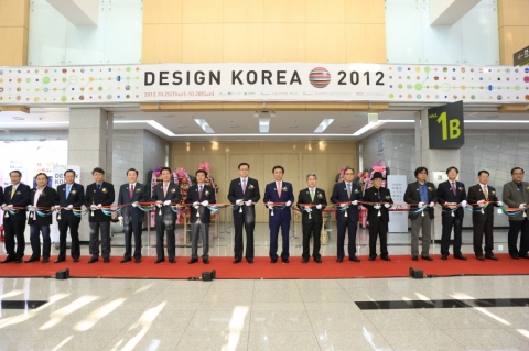 ‘디자인코리아 2012‘가 25일 대구 EXCO에서 개막했다. 홍석우 지식경제부 장관을 포함한 참석 VIP들이 테이프 커팅을 하고 있다.