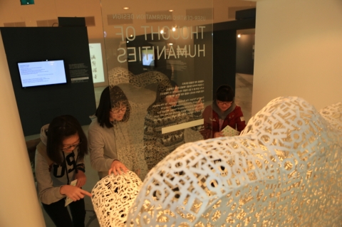 ‘디자인코리아 2012’에서 참관객들이 한국디자인DNA관에서 전시작품을 감상하고 있다.