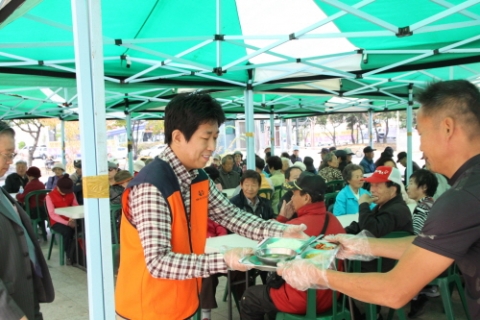 창업전문기업 MK비즈니스가 ‘사랑의 쌀 나눔 운동본부’와 함께 인천 부평역 광장에서 지난 25일 무료배식 봉사활동을 펼쳤다.