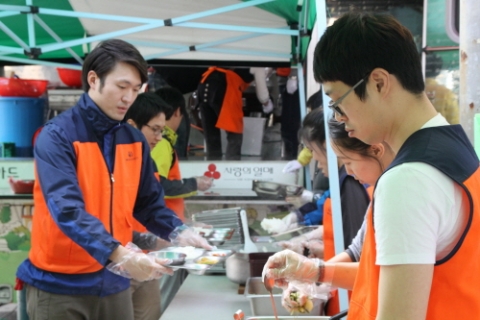 창업전문기업 MK비즈니스가 ‘사랑의 쌀 나눔 운동본부’와 함께 인천 부평역 광장에서 지난 25일 무료배식 봉사활동을 펼쳤다.