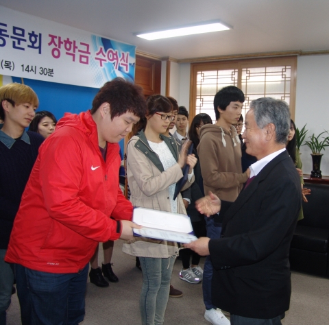 군산대학교 총동문회는 25일(목) 군산대학교 총장 접견실에서 일어일문학과 2학년 김다라 등 우수 재학생 18명에게 장학금 900만원을 전달하였다.