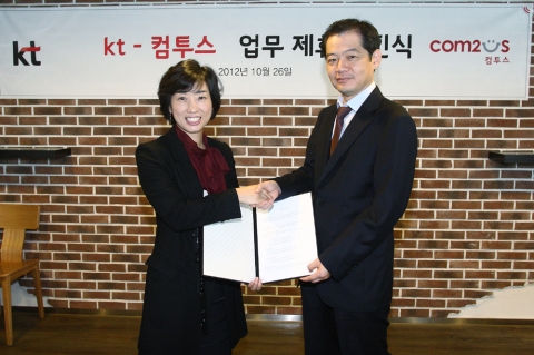 KT는 모바일 리워드 서비스인 ‘앱팡’의 고객 확대 등을 위해 국내 최대 모바일 게임사인 컴투스와 양해각서를 교환하고 상호 협력을 약속 했다. 사진은 박지영 컴투스 대표이사(왼쪽)